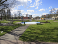 907222 Gezicht op het de kinderspeelplaats met pierenbadje bij de Nabucodreef te Utrecht, met op de achtergrond de ...